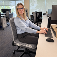Femme au chaud à son bureau sur Chauffy Siège